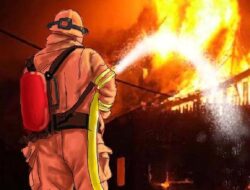 Sedot BBM Sambil Merokok, Akibatnya Rumah Dan Kendaraan Hangus Terbakar