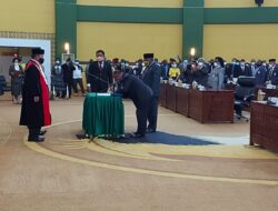 Anton Bukaleng Resmi, Menjadi Ketua DPRD Mimika Masa Jabatan 2019/2024.