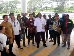 Honorer Mimika,Kembali Datangi Kantor DPRD. Dewan Tegaskan: Segera RDP Memanggil Mantan Kepala BKPSDM.