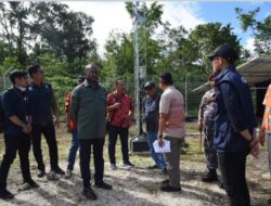 Komisi I DPR RI Yan, P Mandenas meninjau lokasi Tower BTS, Wadibu Distrik Oridek,Papua.