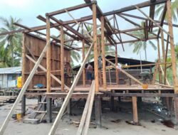 Dansatgas TMMD Ke-114 Mimika : Rangka Bangunan Rumah di Kampung Atapo Mulai Berdiri