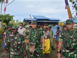 DANDIM 1710/MIMIKA DAMPINGI KUNJUNGAN KERJA PANGDAM XVII/CENDERAWASIH SAAT MENINJAU LANGSUNG PELAKSANAAN TMMD REG KE-114