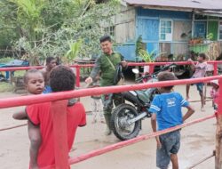 Tetap Menjaga Hubungan Baik, Anggota SATGAS TMMD REG KE-114 Berbagi Kepada Anak-Anak.