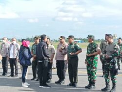 PANGDAM XVII/CENDERAWASIH TURUT MENGANTAR KEBERANGKATAN PRESIDEN RI BESERTA ROMBONGAN USAI MELAKSANAKAN KUNJUNGAN KERJA DI WILAYAH KAB. MIMIKA