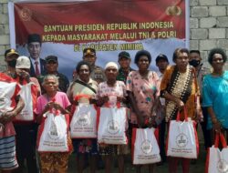 Bersinergi TNI/POLRI Salurkan Bansos Dari Presiden.