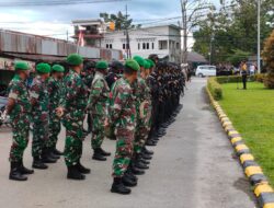 JAGA SITUASI KAMTIBMAS WILAYAH AGAR TETAP KONDUSIF, PERSONEL KODIM 1710/MIMIKA BERSAMA APARAT GABUNGAN TNI-POLRI GELAR APEL KESIAPSIAGAAN