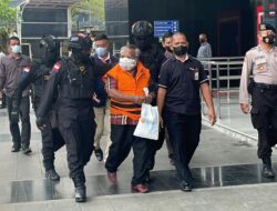 Bupati Mimika Tiba Di Gedung KPK Jakarta.