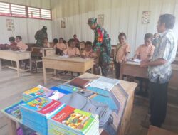 Peduli Pendidikan Babinsa Koramil Jila Bantu Mengajar Murid SD N 1 Jila