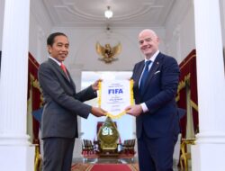 Presiden Jokowi Sambut Kunjungan Presiden FIFA di Istana Merdeka