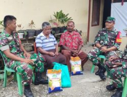 Babinsa Koramil 1710-02/Timika Bantu Sembako kepada Warga