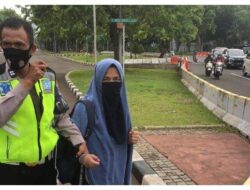 Paspampres Amankan Perempuan Bersenjata Api