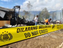 Kebakaran 3 Unit Rumah Dinas Guru SMK N 1, Personel Polres Pegunungan Bintang Bantu Padamkan Api