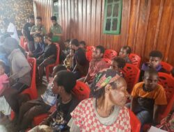 Aparat Gabungan TNI-Polri Kembali Evakuasi Warga Imbas Teror KKB di Paro, Kabupaten Nduga Papua.