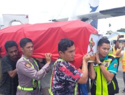 2 Anggota TNI-Polri Yang Gugur Saat Pengamanan Sholat Teraweh Telah Diterbangkan Ke Jayapura