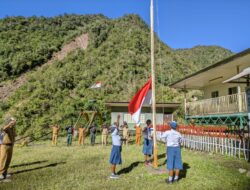 Tanamkan Rasa Cinta Tanah Air, Satgas Yonif R 631/Atg Bersama Siswa SD Inpres Tsinga Laksanakan Upacara Bendera