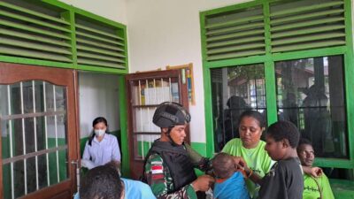 Sinergi Satgas Yonif R 631/Atg Dan Puskesmas Nayaro Dalam Melayani Kesehatan Masyarakat