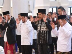 Presiden Jokowi dan Ibu Iriana Salat Idulfitri di Masjid Sheikh Zayed