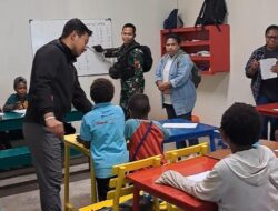 Satgas Yonif R 631/Atg Belajar  Bersama Anak Anak Kampung Bantu