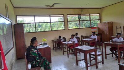 Satgas Yonif R 631/Atg Membantu Pengawasan Ujian Akhir SDN Kp. Nayaro