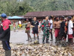 Satgas Yonif R 631/Atg Amankan Acara Bakar Batu Bersama Masyarakat Papua