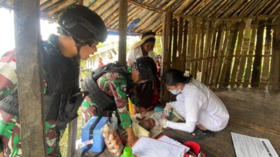 Sinergi Satgas Yonif R 631/Atg Dan Posyandu Kampung Momoge Dalam Melayani Kesehatan Masyarakat
