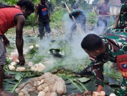 Jalin Kebersamaan Satgas Yonif R 631/Atg, Hadiri Bakar Batu Di Distrik Agimuga”