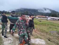 Satgas TNI Bantu Evakuasi Pasien ke Puskesmas Distrik Jila