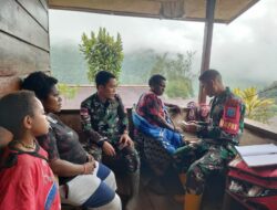 Terus Gencarkan Pelayanan Kesehatan Satgas Yonif R 631/Atg Mengecek Kesehatan Masyarakat di Papua