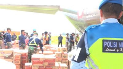 Panglima TNI Kirim 5,5 Ton Bansos Kepada Warga Puncak.