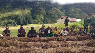“Subur Tanahku, Beragam Kebunku; Satgas Yonif PR 433/JS mengajarkan ilmu pertanian modern di Distrik Mbua.”