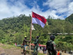 Satgas Yonif R 631/Atg Ajak Warga Papua Kibarkan Bendera Merah Putih