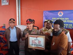 Menko PMK Dan Kepala BNPB Pusat Serahkan Bantuan Kepada Warga Puncak.