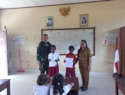 Semarak Kemerdekaan Pos Nayaro Satgas Yonif R 631/Atg Berikan Bantuan Baju Seragam Sekolah Kepada Murid SD Inpers Nayaro