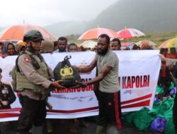 Dua Anggota Polres Mimika Kawal Distribusi Bantuan Sosial Kapolri Dan Kapolda Papua Kepada Warga Puncak Papua.