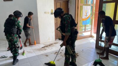 Satgas Yonif 116/Garda Samudra Dan Warga Karya Bakti Bersihkan Lingkungan Gereja.