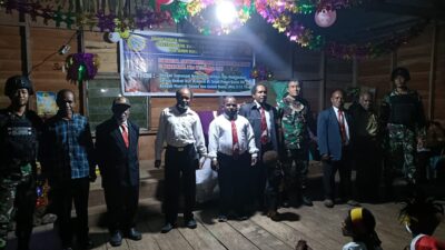 Satgas Yonif 116/GS Pos Jila menghadiri ibadah Natal bersama masyarakat Jemaat di Gereja Kemah Injil dan memberikan Bansos