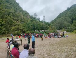 Satgas PTFI Yonif 116/Garda Samudra melaksanakan pengamanan dalam rangka Ibadah Tahun Baru 2024 .
