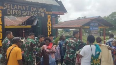 Satgas Yonif 166/Garda Samudra Beri Bantuan Layak Pakai Kepada Warga Dua Desa Di Papua.