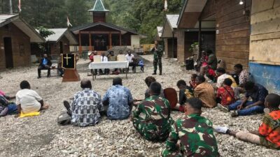 Yonif 116/Garda Samudra Melalui Pos Banti Melaksanakan Pengamanan Ibadah Di Desa Banti