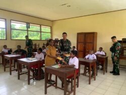 Cerdaskan Anak Bangsa Prajurit Satgas Yonif 116/Garda Samudra (Pos Nayaro) Melaksanakan Karya Bakti Di SD Inpres Nayaro