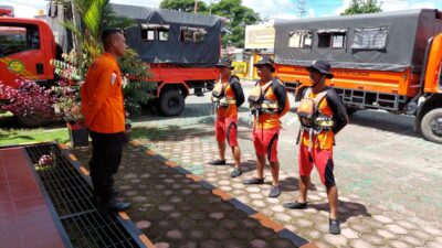 Long Boat Terbalik Dihantam Ombak Perairan Puriri,Dua Orang Penumpang Belum Ditemukan.