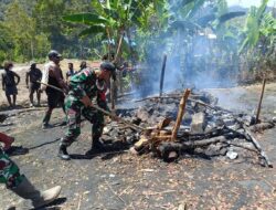 Satgas Pam Obvitnas PT FI Yonif 116/Garda Samudra Acara Bakar Batu Bersama Masyarakat Distrik Jila