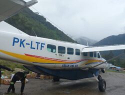 Badan Pesawat Asian One Ditembak OTK Saat  Leading di Bandara Milawak Beoga