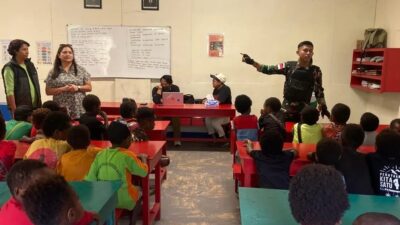 Anggota Satgas Yonif 116/Garda Samudra Laksanakan Komsos Dan Menjadi Tenaga Pendidik ke SD Desa Banti