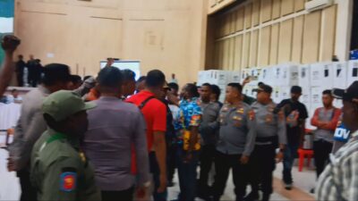 Di Timika Dua Caleg Terobos Ruang Rapat Pleno KPU Tingkat KPU