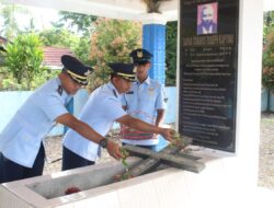 Jelang HUT TNI AU Ke-78 , Danlanud YKU Timika Ikuti Ziarah Di Makam Bapak Yohanis Yoseph Kapiyau