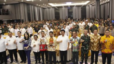 Danlanud Yohanis Kapiyau Timika Dampingi Pangkoopsud III Sambut Kedatangan Menkopolhukam RI Di Jayapura