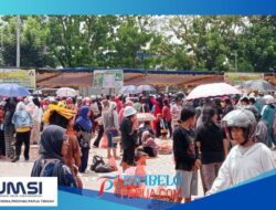 Rela Antri Panjang Warga Mimika Padati Kegiatan Gerakan Pangan Murah Yang Dilakukan Pemkab Mimika
