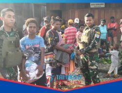 Satgas Yonif 611/Awang Long Bantu Pakaian layak Pakai Kepada Murid SD Inpres Nayaro Di Mimika,Papua Tengah