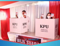 Pj Gubernur Papua Tengah dan Istri Mencoblos di TPS 05 Kalibobo Nabire